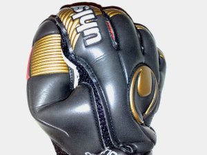 Denna illustration vill föreställa en fotbollsmålvakt som håller tummarna