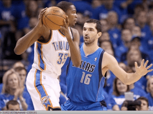 Peda Stojakovic i bortalagets blåa tröjor försvarar mot den nya superstjärnan som inte lyckas: Kevin Durant