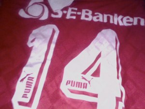 Kenneth Storviks gamla matchtröja, en av de många HIF-reliker som jag ömt vårdar. 