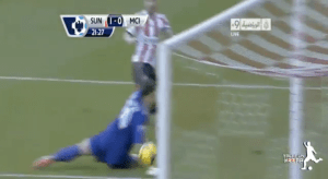 I den här positionen borde Costel varit från början, när bollen var framföra honom, inte bakom. Dessutom ljuger kameran lite här eftersom i skottögonblicket var väldigt mycket mer åt vänster i bild