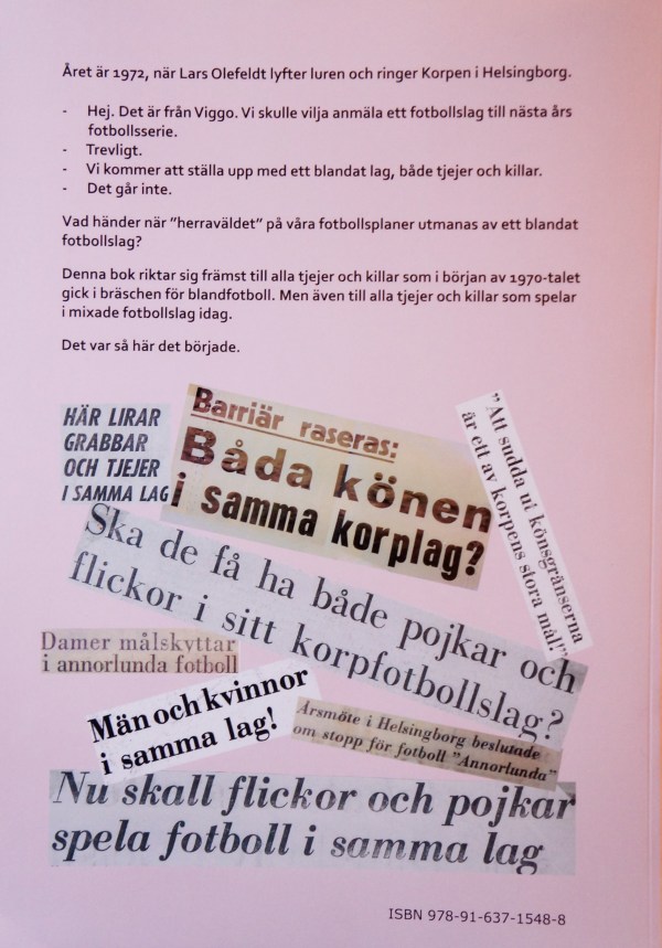 Baksidan på Lars Olefeldts bok om Experimentet "Fotboll Annorlunda". 