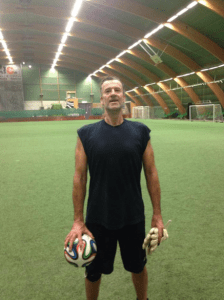 Också en svensk fotbollsmålvakt, på klassisk fotbollsplastmark. Dock extremt hämmad f n v av en avsliten hamstringmuskel. 