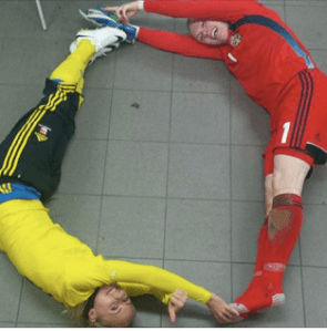 Världens första defensiva målgest?  Tyvärr vet jag inte vem fotografen men cred till hela svenska damfotbollslandslagets omklädningsrum! 