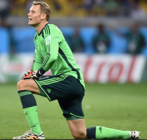 Jag letar bland tusentals bilder men fann ingen där han räddar så här. Men den här tänjningsövningen liknar räddingen - i alla fall med benen medan händerna hålls väldigt lågt. Tror även det finns likheter inte enbart med bandymålvakter utan även hockeymålvakter på 70-talet, typ Holicek och Högosta! Christer Abrahamsson?