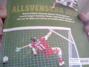 Nya Offside är fantastisk läsning. På bilden ett exempel på varför Mitov Nilsson borde träna annorlunda. hade han lagt en timme mer i veckan på att träna undre delen av kroppen hade han tagit den här bollen. Framförallt hade han stått på lätta, offensiva tår och inte tunga, defensiva hälar.