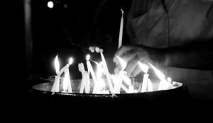 Det behövs muslimer för att för att de kristna ska kunan hålla sams: Bilden från Uppståndelsekyrkan "är säte för patriarken av den Grekisk-ortodoxa kyrkan i Jerusalem, åt Romersk-katolska kyrkans högsta företrädare i staden, samt Armenisk-apostoliska kyrkans företrädare. Därtill används kyrkan av Koptisk-ortodoxa kyrkan, Etiopisk-ortodoxa kyrkan, och Syrisk-ortodoxa kyrkan. Kyrkan öppnas och låses av hävd av två muslimska väktare eftersom de fyra kristna grenarna inte kunnat hålla sams.