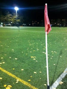 Röd flagg för konstgräs. Forskare vid Linköpings Univeristet har kommit framtill att regelbunden träning och matchande på konstgräs ger elitspelare fler belastningsskador. 