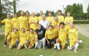 Bryter normen. Författarlandslaget i Florens 2006 i helgult. De kycklinglika ställen föll dock inte alla i smaken men vi vann turneringen. Mannen i vitt är Kurre Hamrin som väll ananrs mest häll till i lila Fiorentina och rödsvarta Milan. Milan har (hade?) dock ett ganska vitt bortaställ.