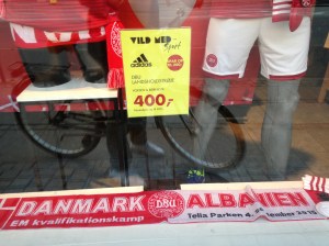 Skuffelse og udsalg!  Dagen efter att Danmark spelat 0-0 hemma mot Albanien började den officiella danska landsholdsbutiken en utsprack från Parken att sälja landholdsdräkten.   