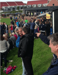 Halvtid, solen i moln, barnjackorna fortfarande avslängda, mycket snack om kommande älgjakt bland gubbarna och Giffen på väg ut mot andra halvlek. 