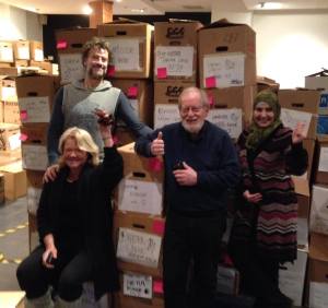 Ibland gör jag det här istället för att glo på skärma: sorterar och packar donationer till illa vinterklädda flyktingar. Jag är jag. Pernilla är fd ledarskribent på DN, Arne känner jag inte och kvinnan kom till Sverige för två veckor sedan och jag minns tyvärr inte hennes namn. Fotograf är Lasse Nordmalm - känd basketprofil!