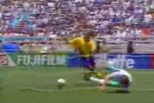 Världens sämsta glidtackling, eller tiderna. Henke Larsson rullar in 3-0 i den 39:e minuten i tomt Bulgariskt mål.