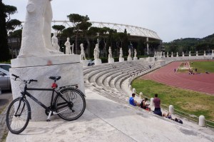 I bakgrunden "Olimpico". I förgrunden Pietro Menneas marmorstadion och min svarta cykel. 