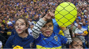 Det finns en annan sida av argentinsk fotboll, bortom våldet och hatet. Kärleken till fotbollen är stor, och högljudd även ur små halsar. 