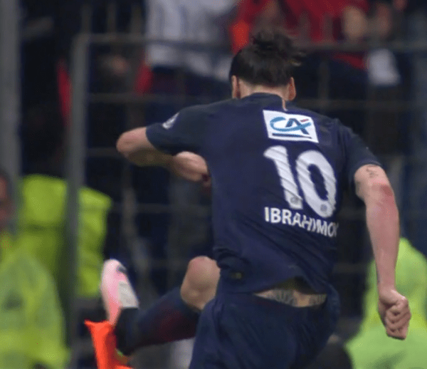 Zlatans nya målgest var lika grym som avslutningen i PSG - en hög 360 snurr som avslutats med att han knockar hörnflaggans vimpel. Undrar var han tränat på den, har svårt att se honom stanna kvar vid en hörnflagga efter träningen och gnugga...