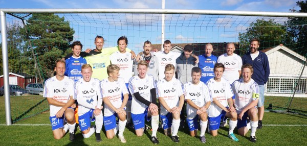 Gröstorps IF, september 2016 efter att just ha säkrat kontraktet. Jag är den där utan frisyrgelé...