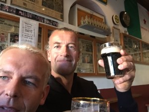 Vad är en pubrunda med vänner i samband med Brentford-Preston eller att se Zlatans londondebut mot Watford nära man kan fira nytt kontrakt med att smutta på en liten Guinness på Celticbaren i Tomelilla med nyfunne vännen och liverpoolsupportern Johnny  och en fullkomligt underbar ispåse från Jenny?  