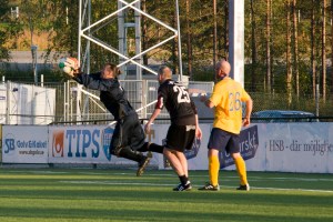 Plockar ned ett inlägg på Jämtkraft Arena. Vittne bland annat Författarlandslagets man-man-markerade per excellence, Jonas Axelsson. Fotograf och copyright en jämtländsk fotograf vars namn just i ögonblicket undslipper mig.