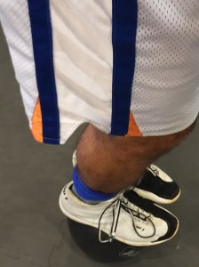 Tränar yttre balans iförd Russel Westbrooks OKC-byxor. 