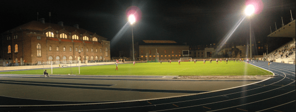 Till vänster det dansåk "Idrottshuset" där organiserad dansk idrott föddes. I mitten biograf Park, till höger BK Skjølds klubblokal och huvudläktare och öhet om den den väldiga Parken. 