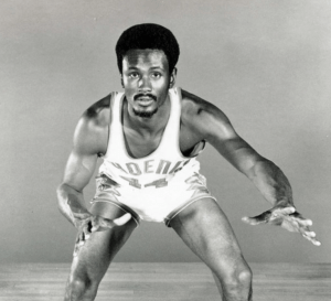 Från Phoenix Suns bildarkiv. Han ligger där nånstans mellan Eddie House och Jay Humpriehs...